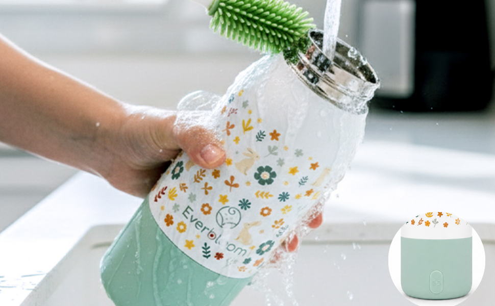 Nettoyage de l’intérieur du Warm & Go Everbloom avec une brosse